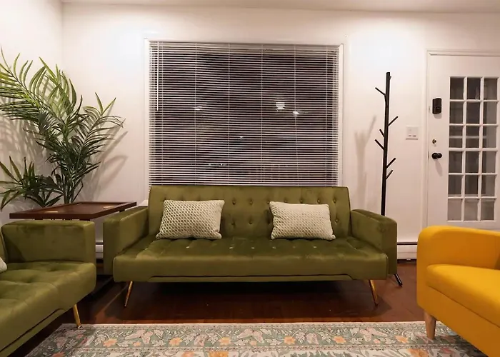 Two Bedroom House In With Full Kitchen And Parking Скоки