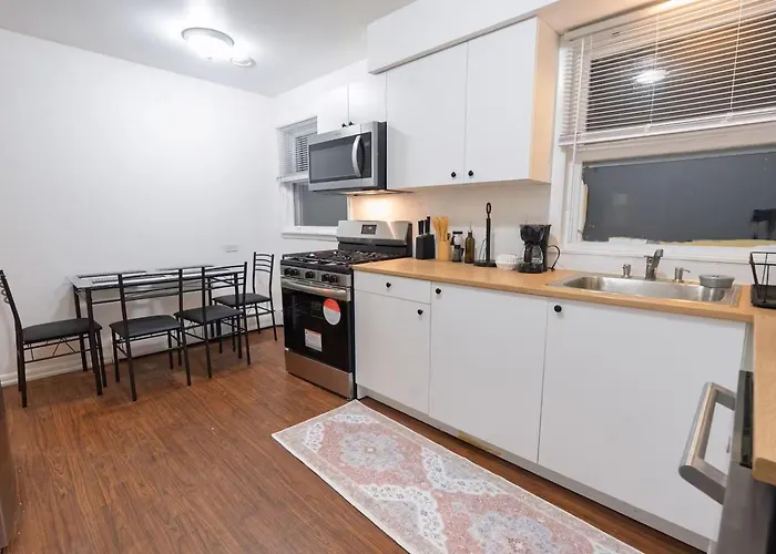 Дом отдыха Two Bedroom House In With Full Kitchen And Parking *