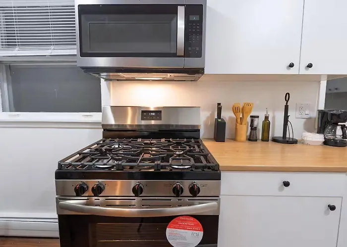 Two Bedroom House In With Full Kitchen And Parking Дом отдыха Скоки