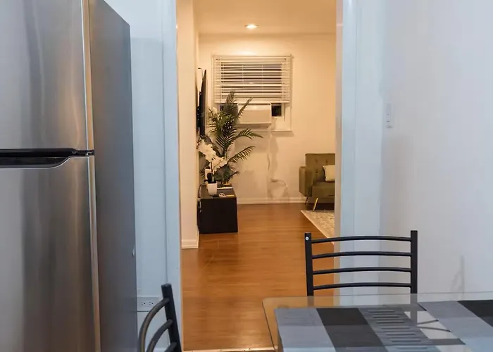 Дом отдыха Two Bedroom House In With Full Kitchen And Parking *