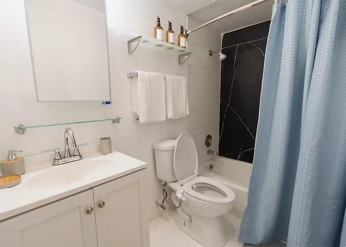 Two Bedroom House In With Full Kitchen And Parking Дом отдыха